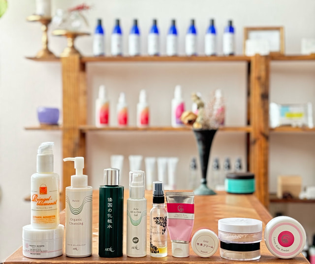 オーガニックコスメのボトル(天然成分100%)