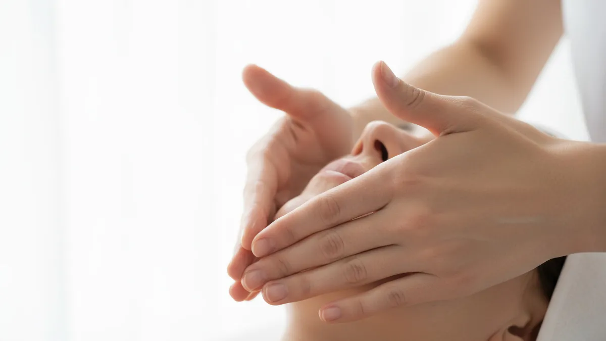 フェイシャル施術の画像