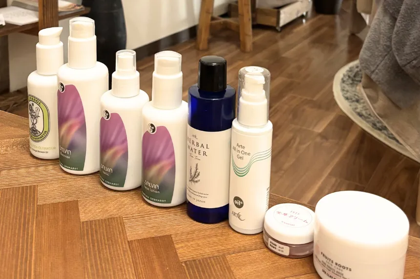 オーガニックフェイシャルサロンのローテーブルに並ぶオーガニックコスメの瓶