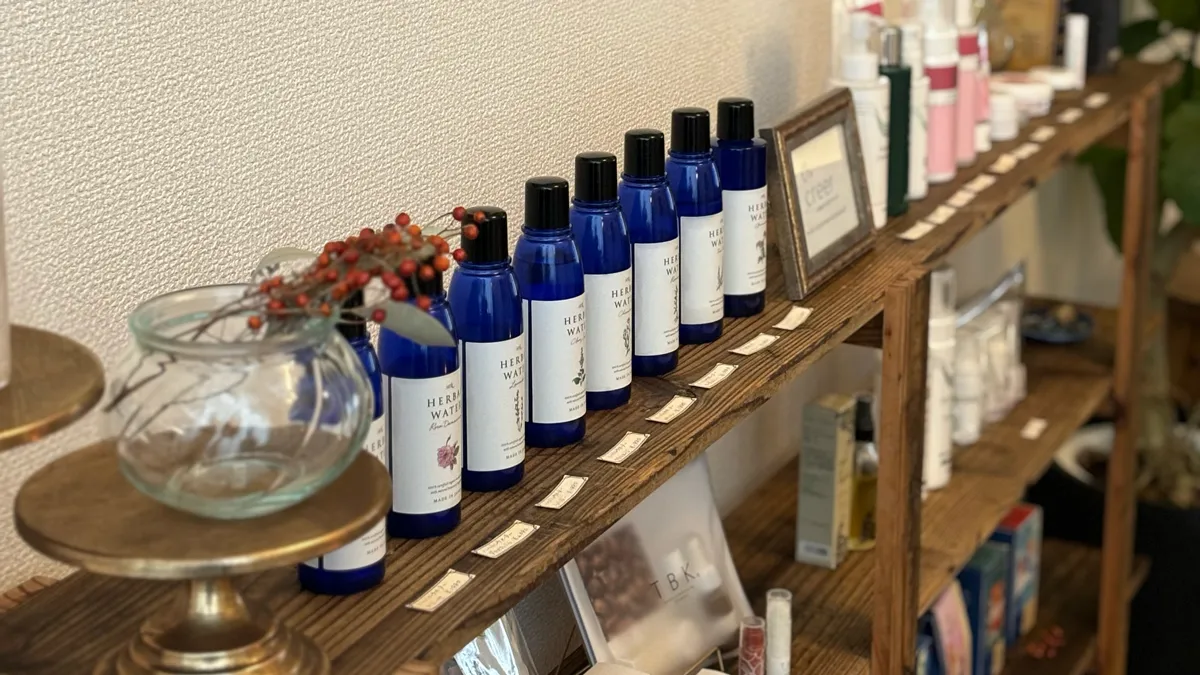 サロンの商品棚に並ぶオーガニックコスメの画像